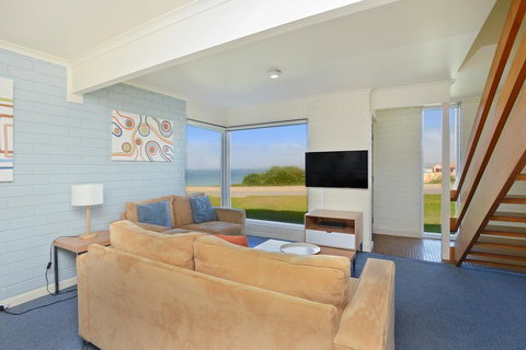 South Seas Beachfront Apartments - Sunshine Coast Tourism 3