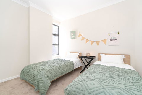 SP246-Brandnew Modern Apt In Penrith With Parking - Holiday Sunshine Coast 2