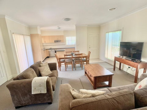 Spacious 2 Bed, 2 Bath Villa - Central Location - Quiet - Sunshine Coast Tourism 0