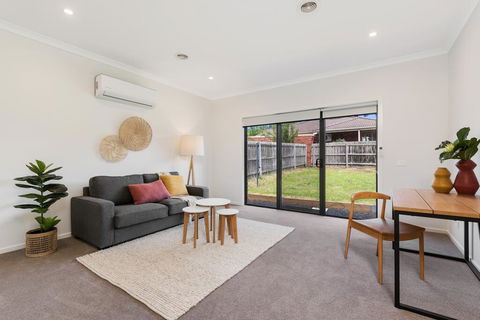 Spacious 4-Bed House With Parking And Backyard - Holiday Sunshine Coast 3