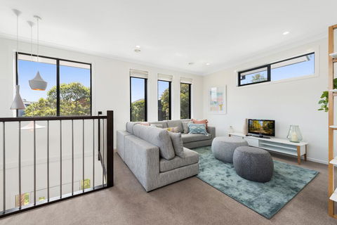 Spacious 4-Bed House With Parking And Backyard - Holiday Sunshine Coast 0