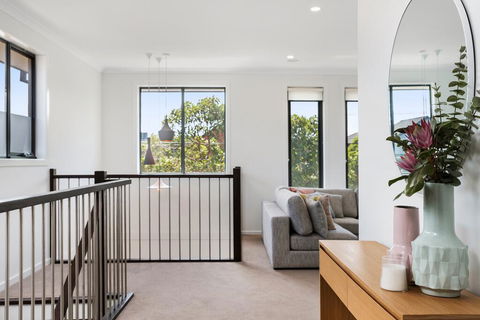 Spacious 4-Bed House With Parking And Backyard - Holiday Sunshine Coast 1