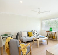 Spacious and Bright Apartment Minutes to the Beach