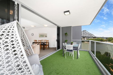 Spacious Executive 3 Bedroom - Brisbane CBD - Views - Pool - WIFI - Free Parking - Sunshine Coast Tourism 1