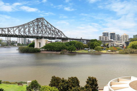 Spacious Executive 3 Bedroom - Brisbane CBD - Views - Pool - WIFI - Free Parking - Sunshine Coast Tourism 0