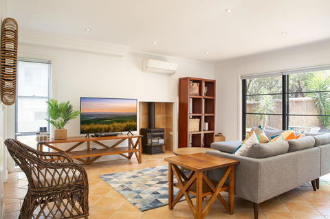 Spacious Home In The Heart Of Avalon Beach - Sunshine Coast Tourism 3