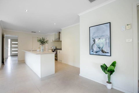 Spacious Lovely 5Beds Home@Point Cook - Sunshine Coast Tourism 3