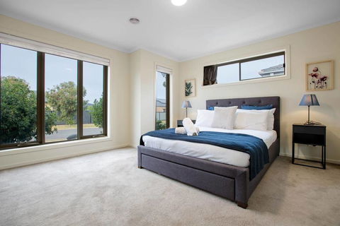 Spacious Lovely 5Beds Home@Point Cook - Sunshine Coast Tourism 1