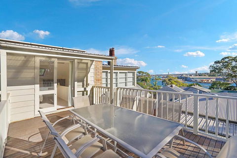 Spacious Victorian With Harbour View Terrace - Sunshine Coast Tourism 3