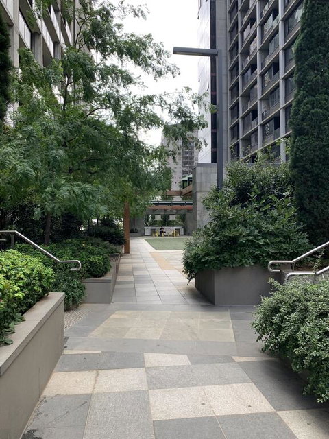 Sparkling 2 Bed 1 Bath Melbourne CBD Apt - Free Netflix & Wine - Holiday Sunshine Coast 3