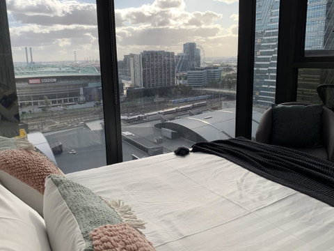 Sparkling 2 Bed 1 Bath Melbourne CBD Apt - Free Netflix & Wine - Holiday Sunshine Coast 0