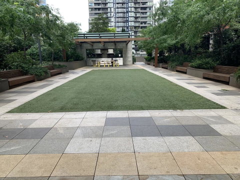 Sparkling 2 Bed 1 Bath Melbourne CBD Apt - Free Netflix & Wine - Holiday Sunshine Coast 1