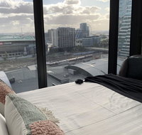 Sparkling 2 bed 1 bath Melbourne CBD Apt - Free Netflix  Wine - Holiday Sunshine Coast