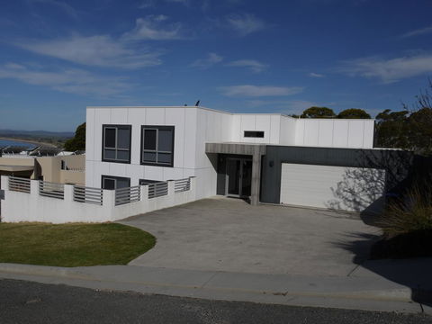 Spectacular Holiday Living - Holiday Sunshine Coast 0