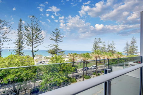 SPIN13- ESCAPE TO MOOLOOLABA - Sunshine Coast Tourism 0
