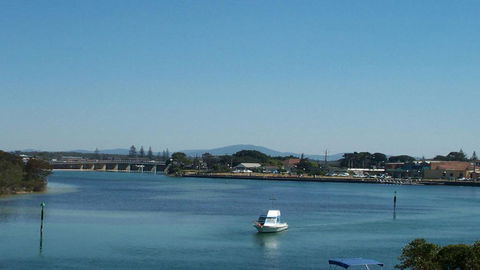 Spinnaker 102 - On The Lake! - Sunshine Coast Tourism 1