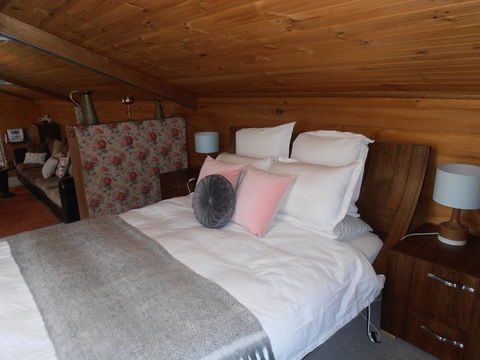 Springmead Rustic Cabin - Sunshine Coast Tourism 0
