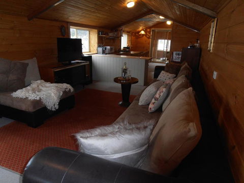 Springmead Rustic Cabin - Sunshine Coast Tourism 3
