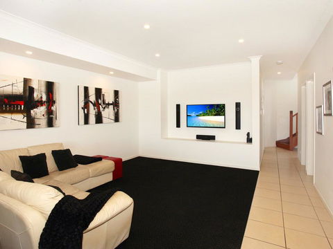 St Lucia 11 - 4 BDRM Canal Home With Pool - Sunshine Coast Tourism 2