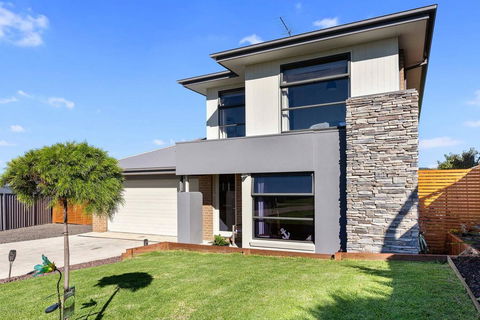 STELLAVISTA - 4 Bedrooms, Free Wifi, Views - Sunshine Coast Tourism 3