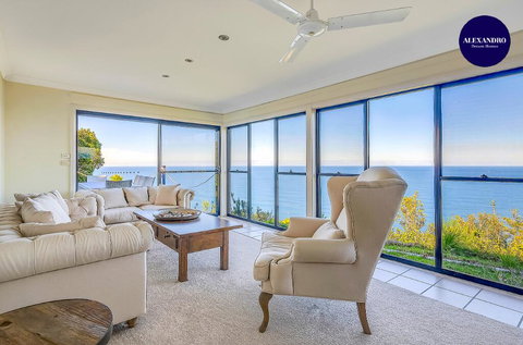 STUNNING CLIFF TOP HOME // POOL & GAMES - Sunshine Coast Tourism 0
