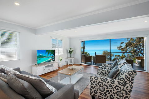 Stunning Family Escape On The Point With Bay Views - Holiday Sunshine Coast 0