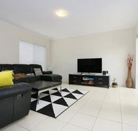 Stunning Home Near Scarborough Beach Sleeps 11 - Sunshine Coast Tourism