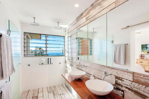 Stunning Oceanview Retreat Between Beach And Bush - Sunshine Coast Tourism 3