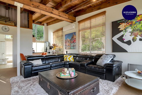 STYLISH & RELAXED LAKE HOME // NARRABEEN - Holiday Sunshine Coast 0