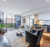 Stylish 2-bed 2 bath with free parking pool gym wifi