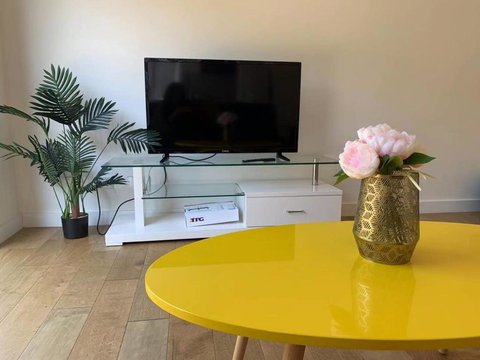 Stylish Bedroom In Bentleigh East - Holiday Sunshine Coast 2