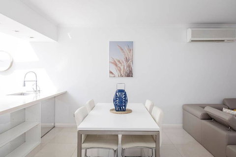 Stylish Executive Apartment With Balcony - Holiday Sunshine Coast 3