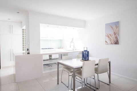 Stylish Executive Apartment With Balcony - Holiday Sunshine Coast 2