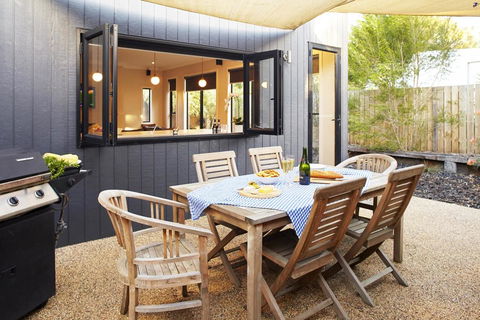 Stylish Living- Fireplace, WiFi, Linen, 4 Bdrm, Beach 850m - Sunshine Coast Tourism 3