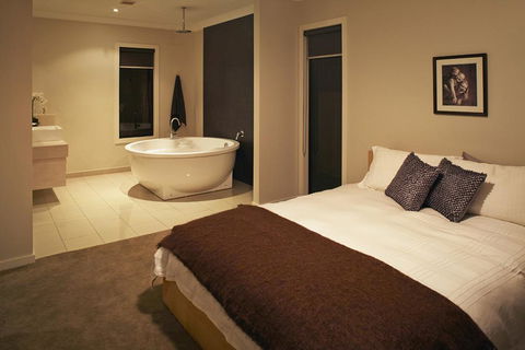 Stylish Living- Fireplace, WiFi, Linen, 4 Bdrm, Beach 850m - Sunshine Coast Tourism 2