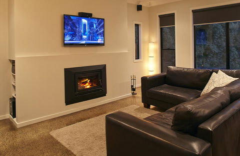 Stylish Living- Fireplace, WiFi, Linen, 4 Bdrm, Beach 850m - Sunshine Coast Tourism 1