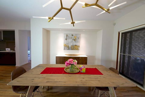 Stylish Luxe House For Big Group Near Shopping Center - Sunshine Coast Tourism 2