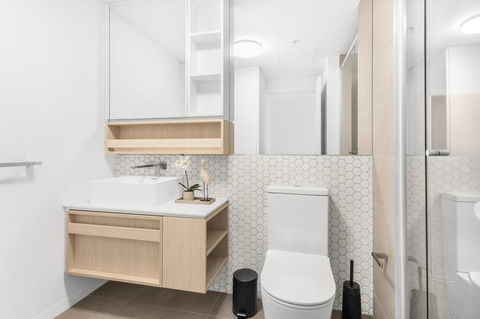 Stylish One-Bed Apartment With Balcony And Parking - Sunshine Coast Tourism 3