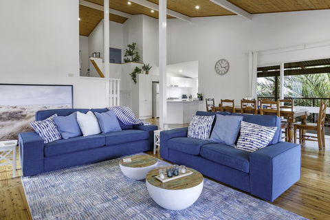 Stylish Renovated Home - Ocean Views - Fireplace - Holiday Sunshine Coast 2