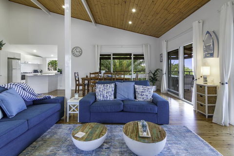 Stylish Renovated Home - Ocean Views - Fireplace - Holiday Sunshine Coast 3