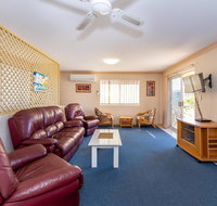 Stylish Unit Opposite Foreshore - Sylvan Beach Esp Bellara - Sunshine Coast Tourism