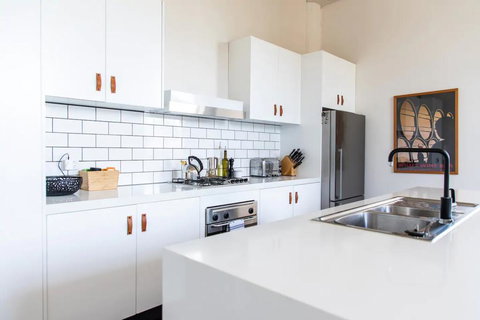 Stylish Warehouse Conversion In The Heart Of Fitzroy - Sunshine Coast Tourism 3