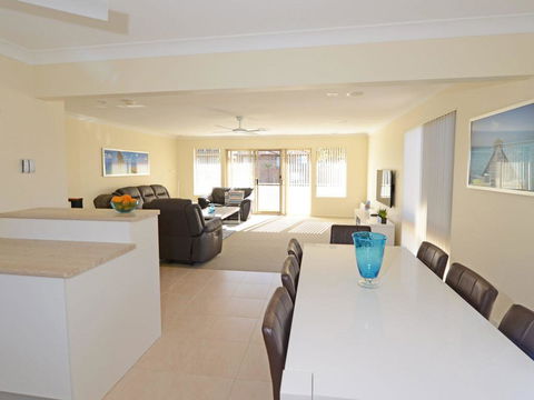 Sunbakers - Sunshine Coast Tourism 0