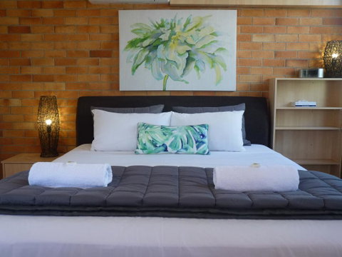Sunseeker Motel - Sunshine Coast Tourism 0