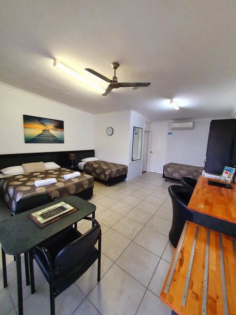 Sunseeker Motel - Sunshine Coast Tourism 3