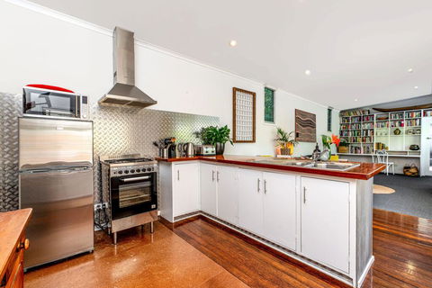 SUNSET BEACH SHACK On SURF - Sunshine Coast Tourism 3