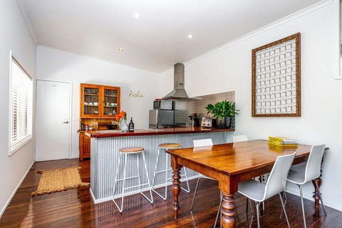 SUNSET BEACH SHACK On SURF - Sunshine Coast Tourism 2
