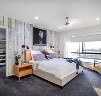 Sunset Penthouse Couples Retreat close to Airlie Beach Champagne on arrival - Holiday Sunshine Coast