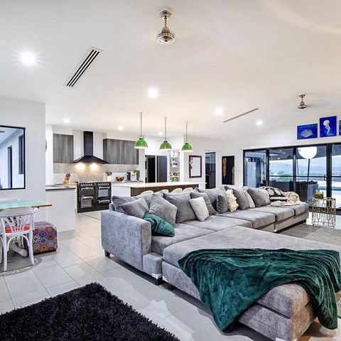 Sunset Penthouse Couples Retreat, Close To Airlie Beach, Champagne On Arrival - Holiday Sunshine Coast 3
