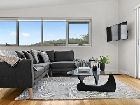 SURF CENTRAL - Wifi, Double Garage & Smack Bang In The Middle Of Town - Holiday Sunshine Coast 1